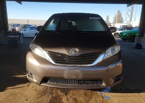 2013 Toyota Sienna Xle 8-Passenger z USA, uszkodzony, nr VIN 5TDKK3DC4DS334477
